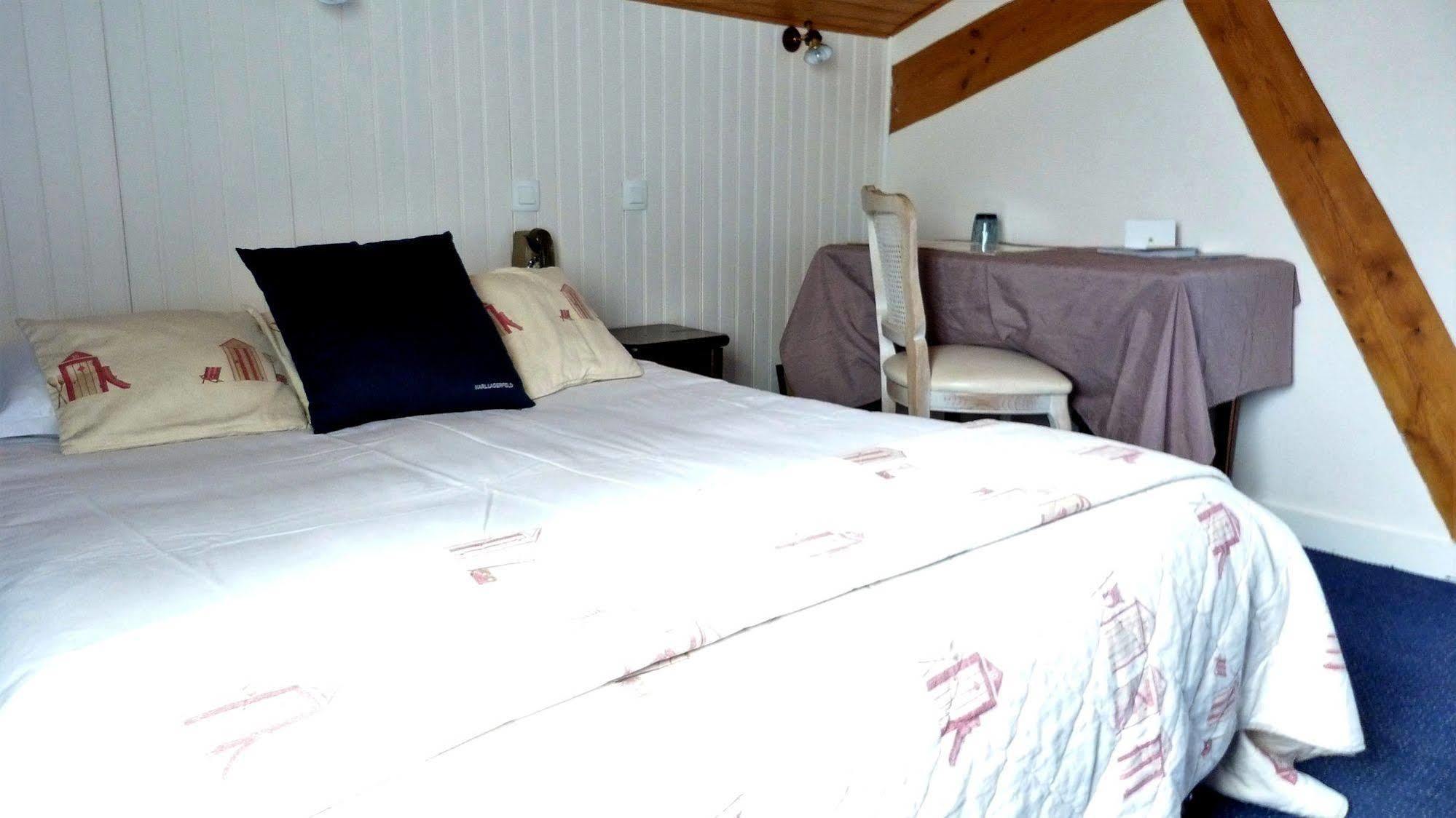 Hotel Des Bains Saint-Jean-le-Thomas Buitenkant foto